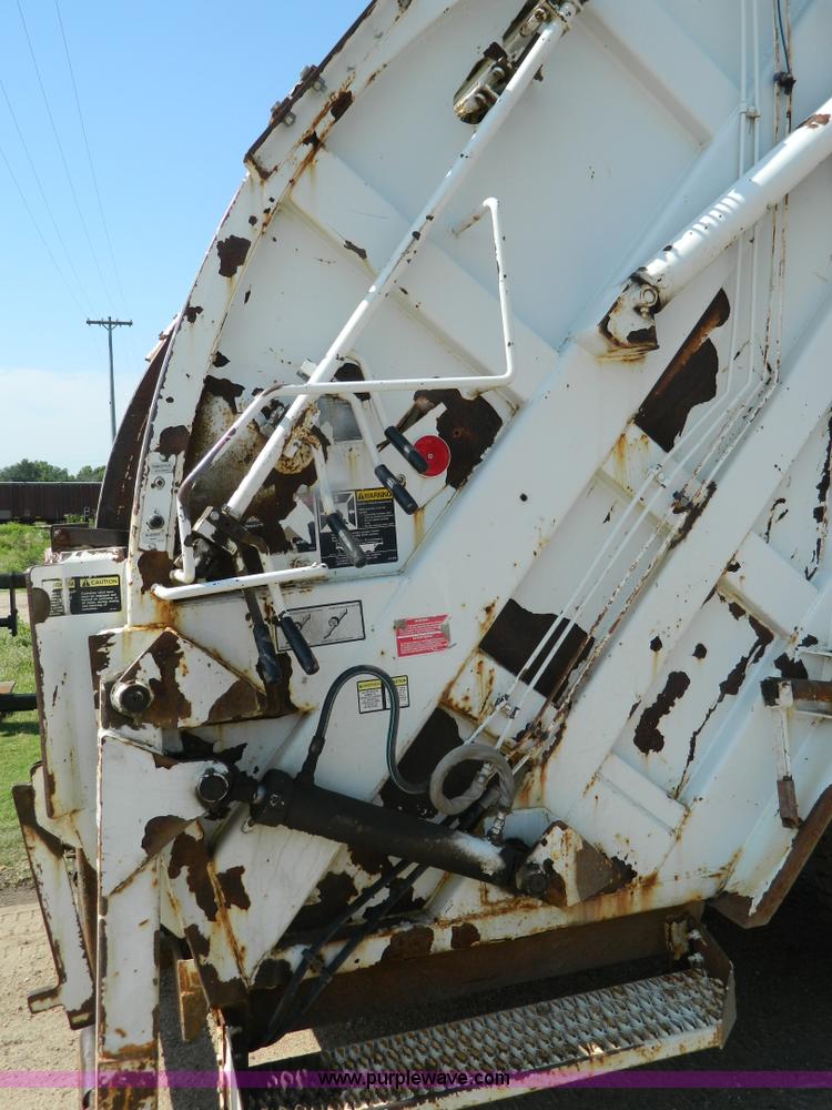 image for item G7902 2001 Peterbilt 330 refuse truck