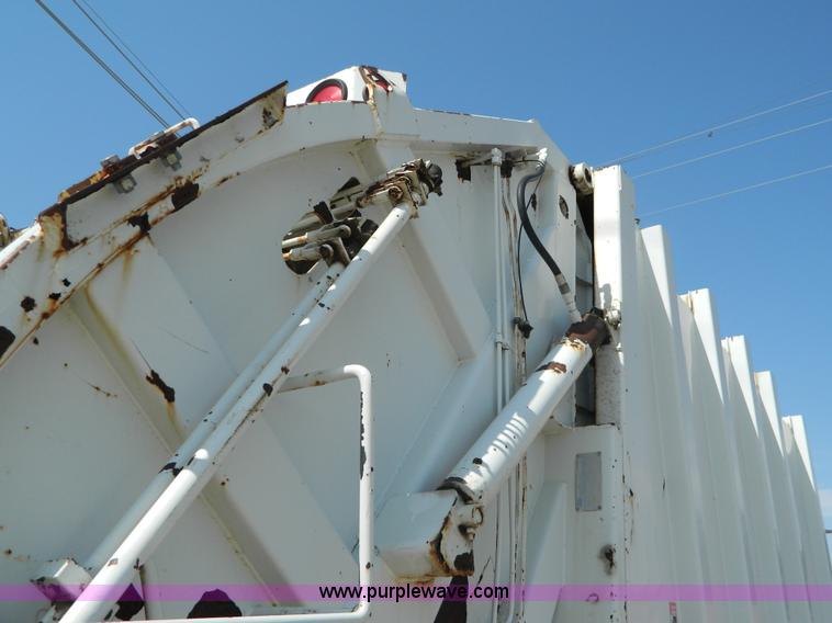 image for item G7902 2001 Peterbilt 330 refuse truck