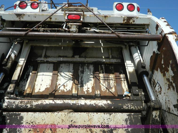 image for item G7902 2001 Peterbilt 330 refuse truck