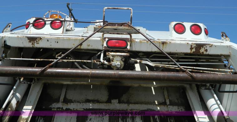 image for item G7902 2001 Peterbilt 330 refuse truck