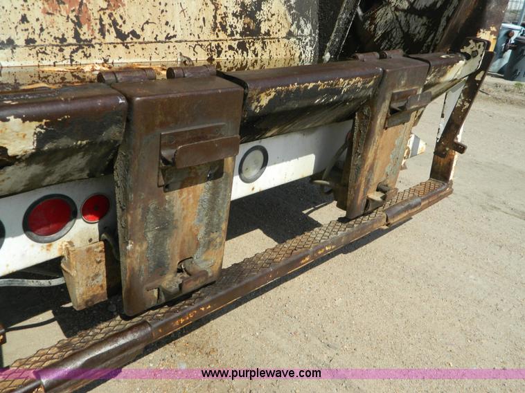 image for item G7902 2001 Peterbilt 330 refuse truck