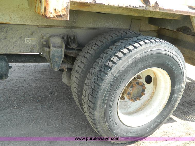 image for item G7902 2001 Peterbilt 330 refuse truck