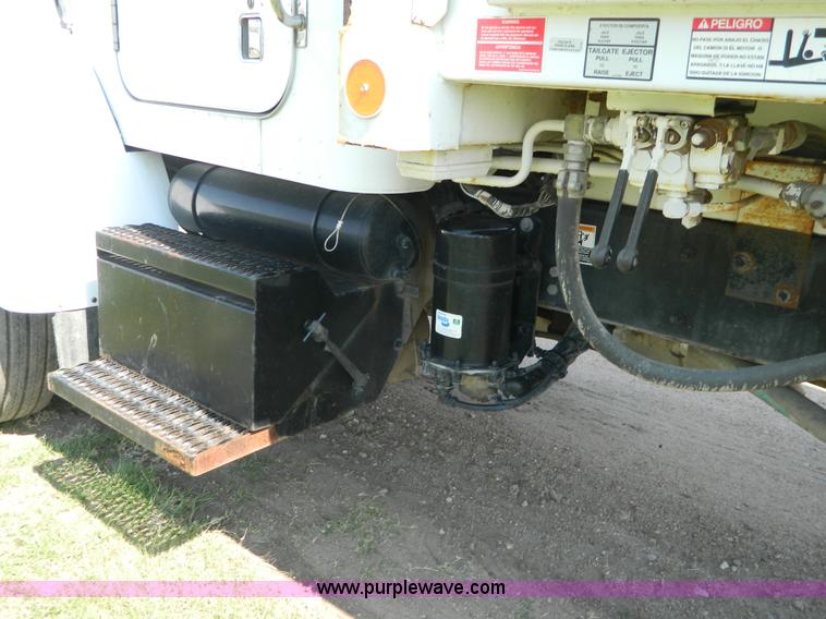 image for item G7902 2001 Peterbilt 330 refuse truck