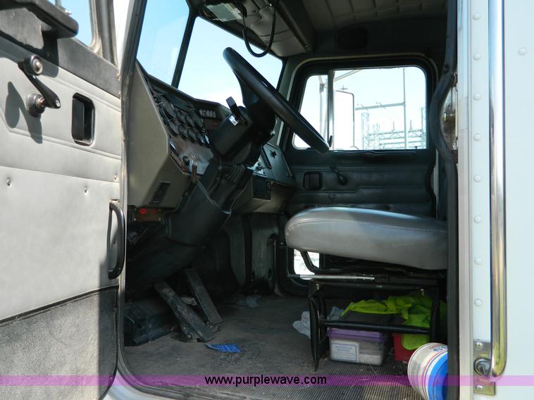 image for item G7902 2001 Peterbilt 330 refuse truck