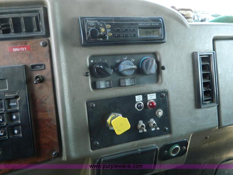 image for item G7902 2001 Peterbilt 330 refuse truck