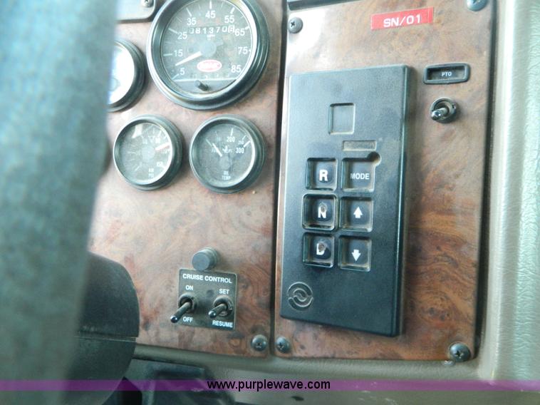 image for item G7902 2001 Peterbilt 330 refuse truck