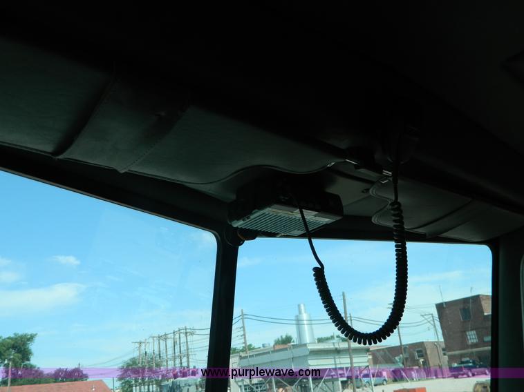 image for item G7902 2001 Peterbilt 330 refuse truck