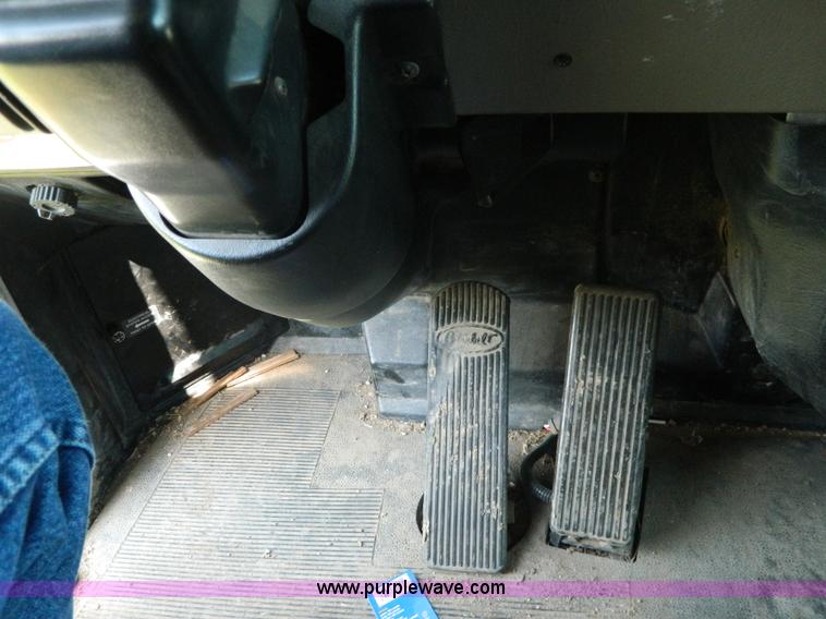 image for item G7902 2001 Peterbilt 330 refuse truck