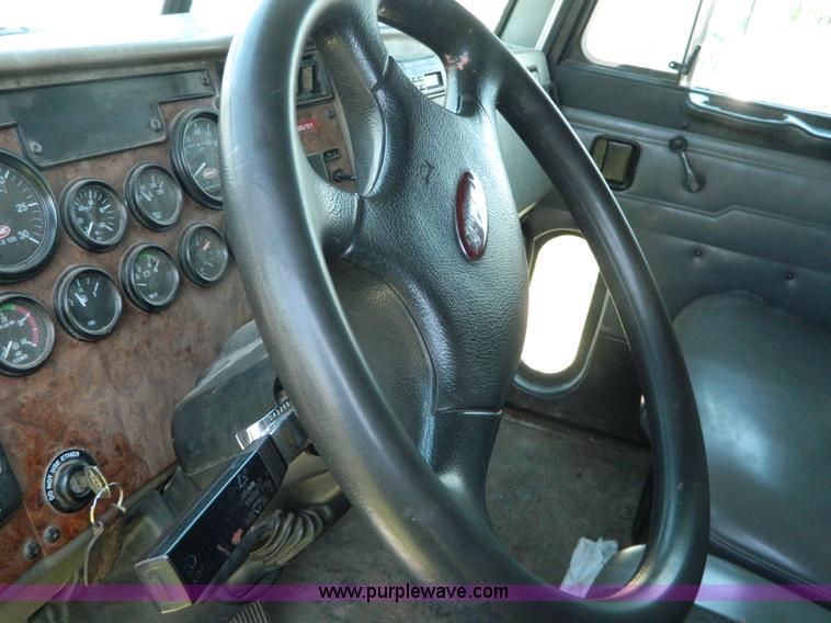 image for item G7902 2001 Peterbilt 330 refuse truck