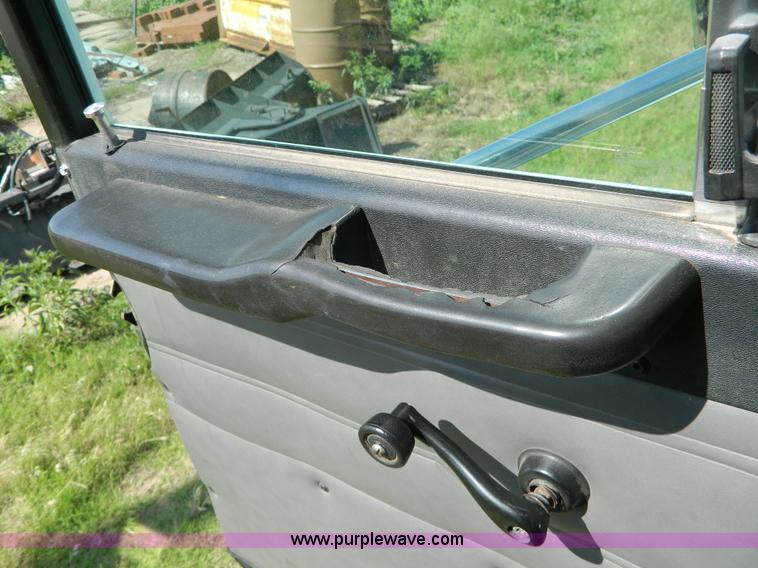 image for item G7902 2001 Peterbilt 330 refuse truck