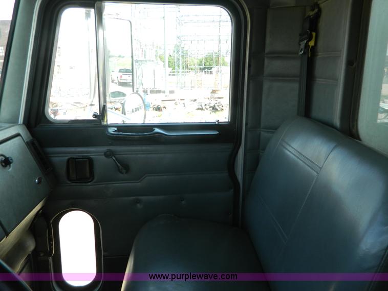 image for item G7902 2001 Peterbilt 330 refuse truck