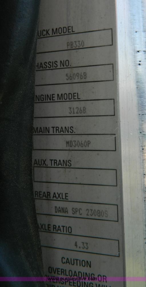 image for item G7902 2001 Peterbilt 330 refuse truck