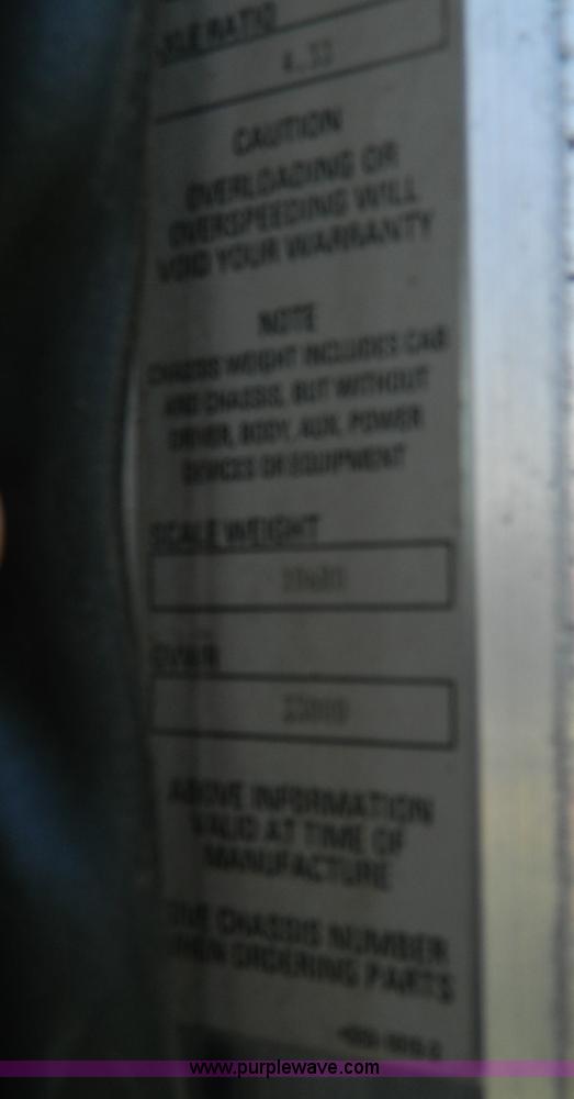 image for item G7902 2001 Peterbilt 330 refuse truck