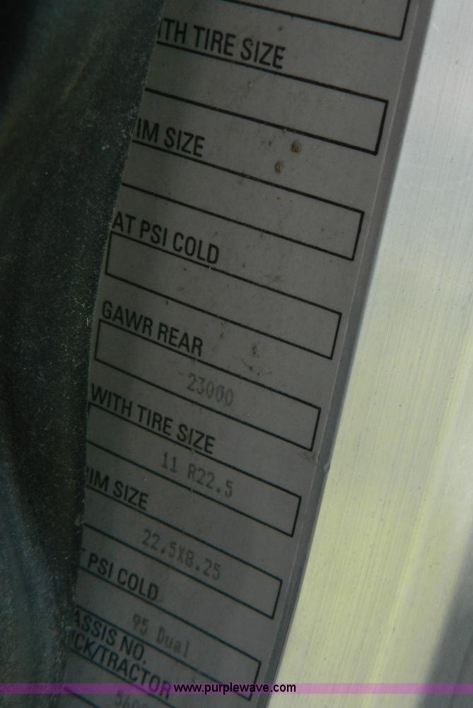 image for item G7902 2001 Peterbilt 330 refuse truck