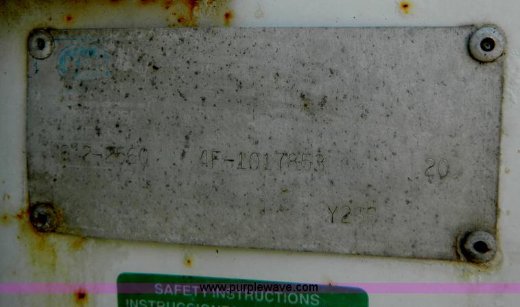 image for item G7902 2001 Peterbilt 330 refuse truck