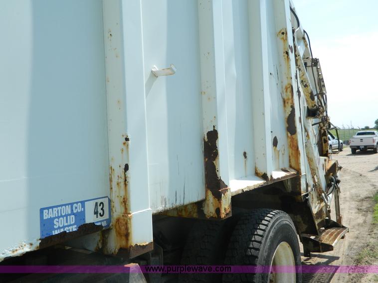 image for item G7902 2001 Peterbilt 330 refuse truck