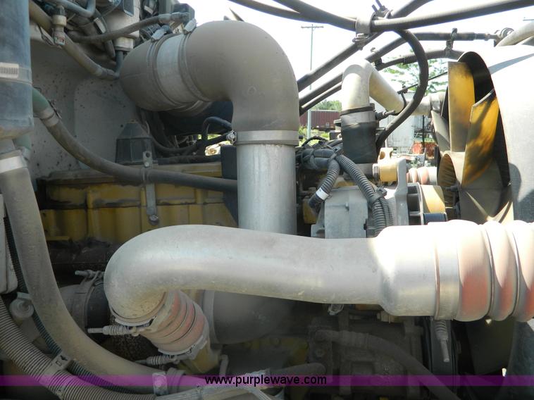 image for item G7902 2001 Peterbilt 330 refuse truck