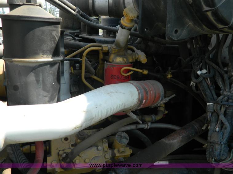 image for item G7902 2001 Peterbilt 330 refuse truck