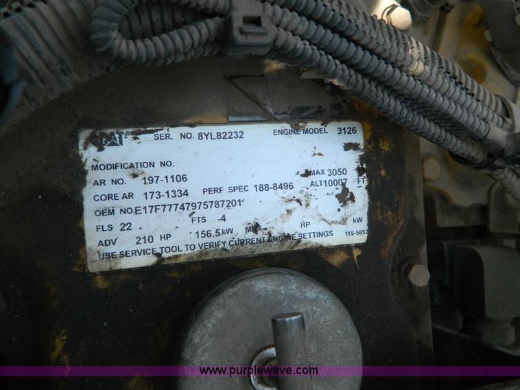 image for item G7902 2001 Peterbilt 330 refuse truck