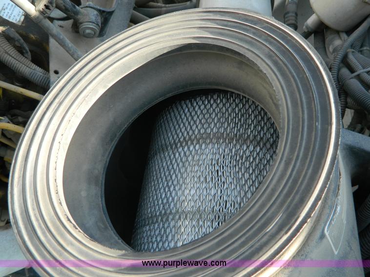 image for item G7902 2001 Peterbilt 330 refuse truck