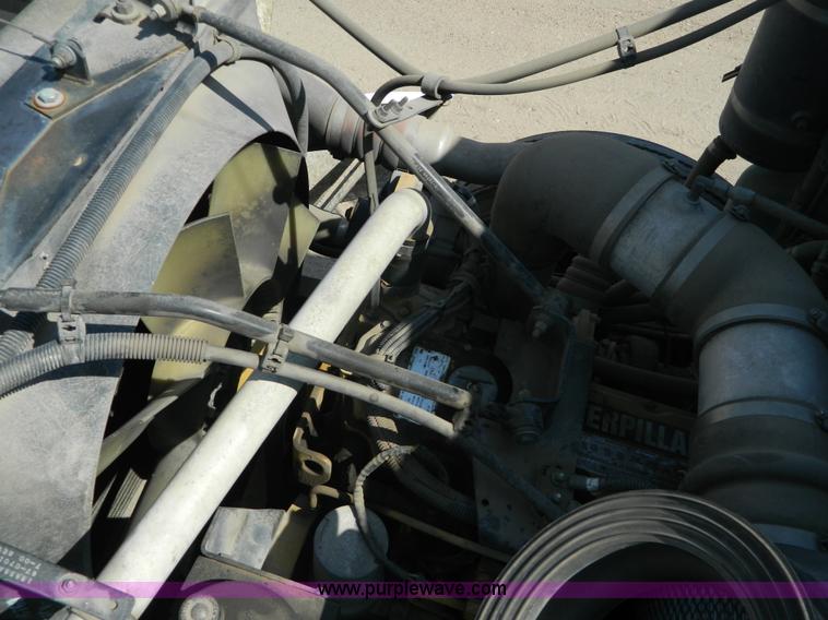 image for item G7902 2001 Peterbilt 330 refuse truck