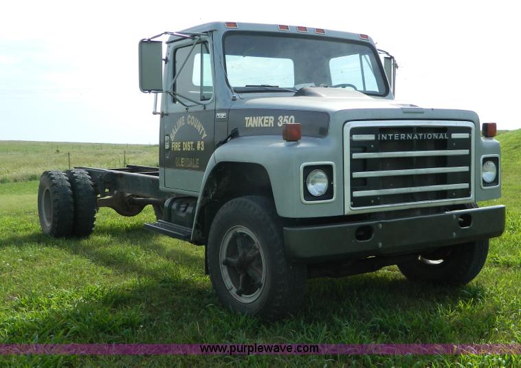 image for item G7909 1979 International truck cab and chassis