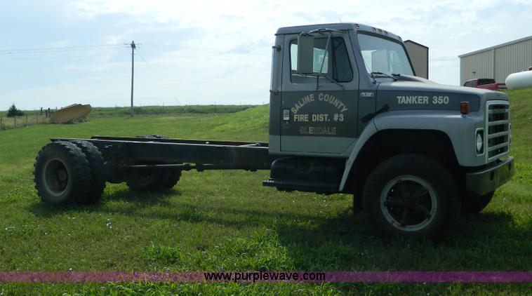 image for item G7909 1979 International truck cab and chassis