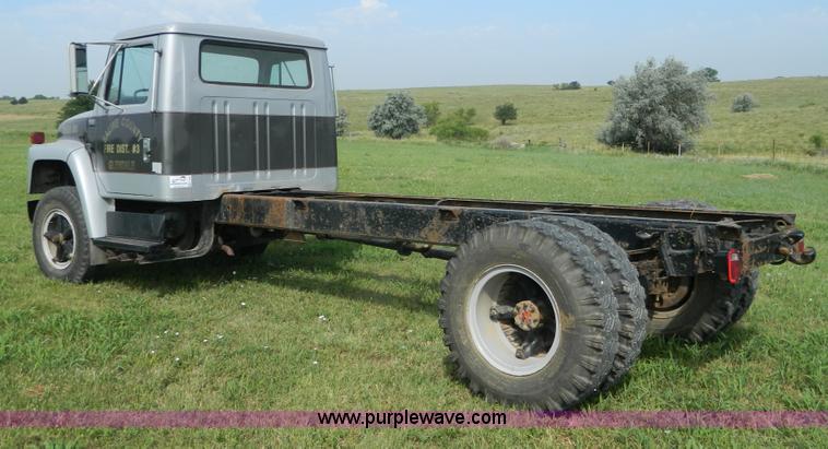 image for item G7909 1979 International truck cab and chassis