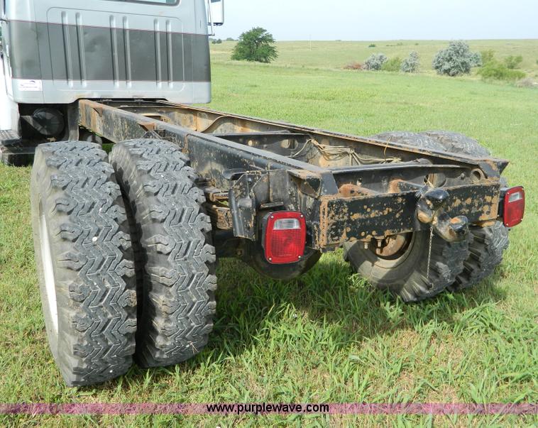 image for item G7909 1979 International truck cab and chassis