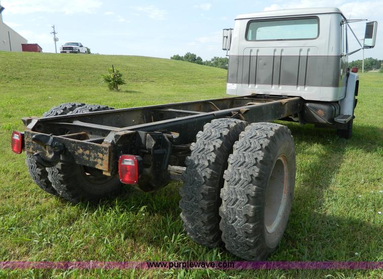 image for item G7909 1979 International truck cab and chassis