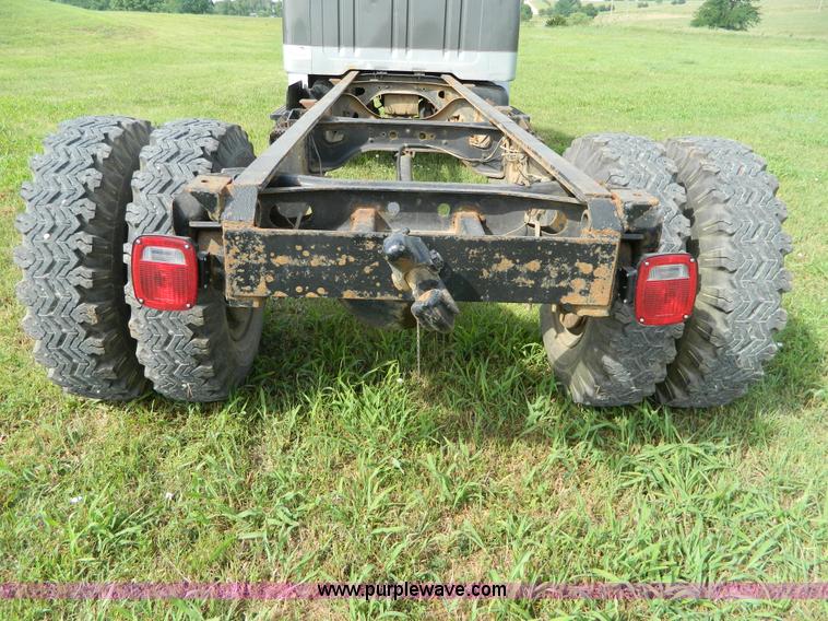 image for item G7909 1979 International truck cab and chassis