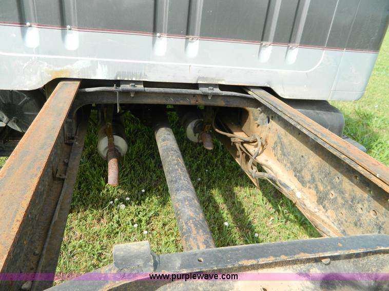 image for item G7909 1979 International truck cab and chassis