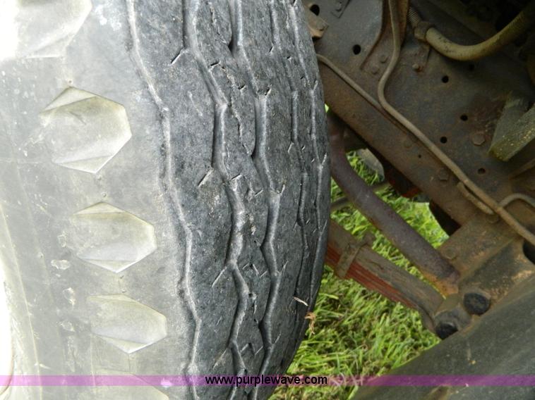 image for item G7909 1979 International truck cab and chassis