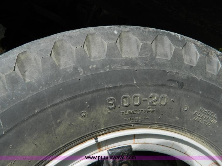 image for item G7909 1979 International truck cab and chassis