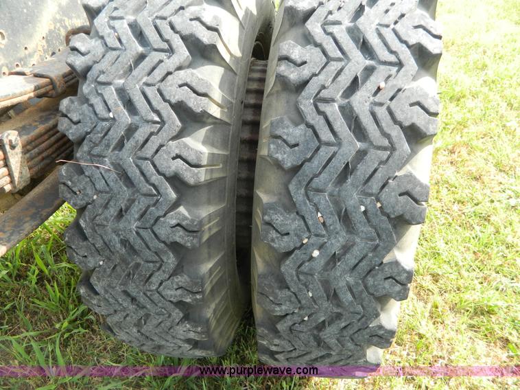 image for item G7909 1979 International truck cab and chassis