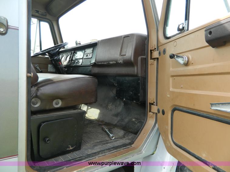 image for item G7909 1979 International truck cab and chassis