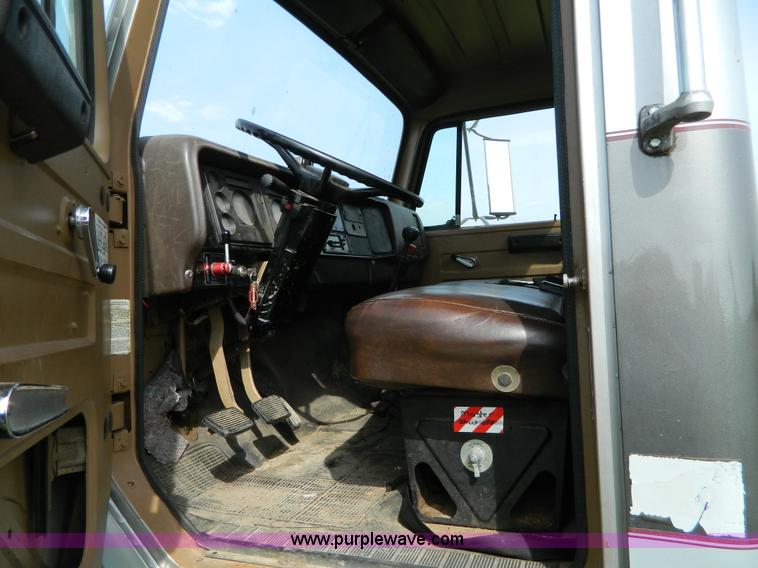 image for item G7909 1979 International truck cab and chassis