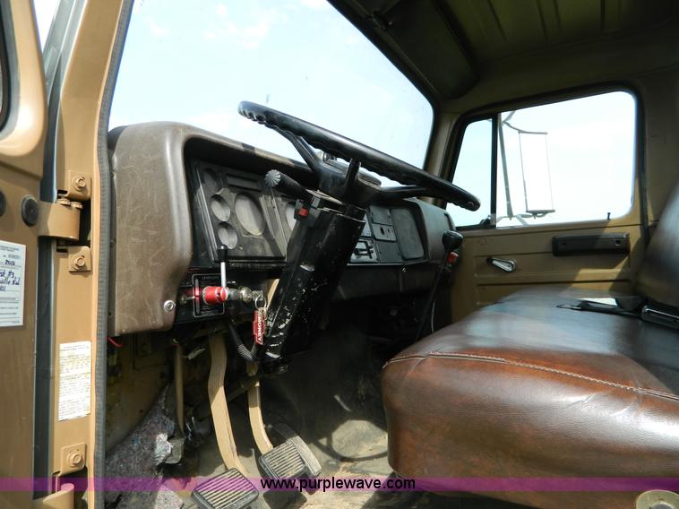 image for item G7909 1979 International truck cab and chassis