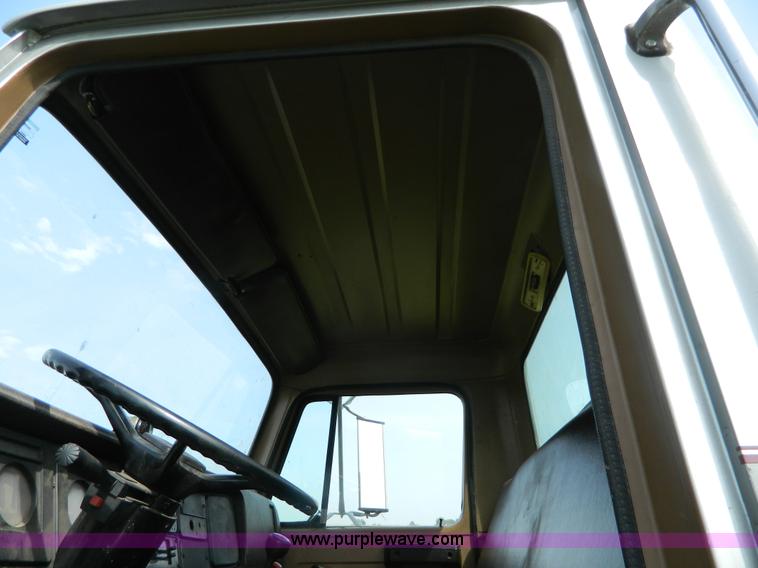 image for item G7909 1979 International truck cab and chassis