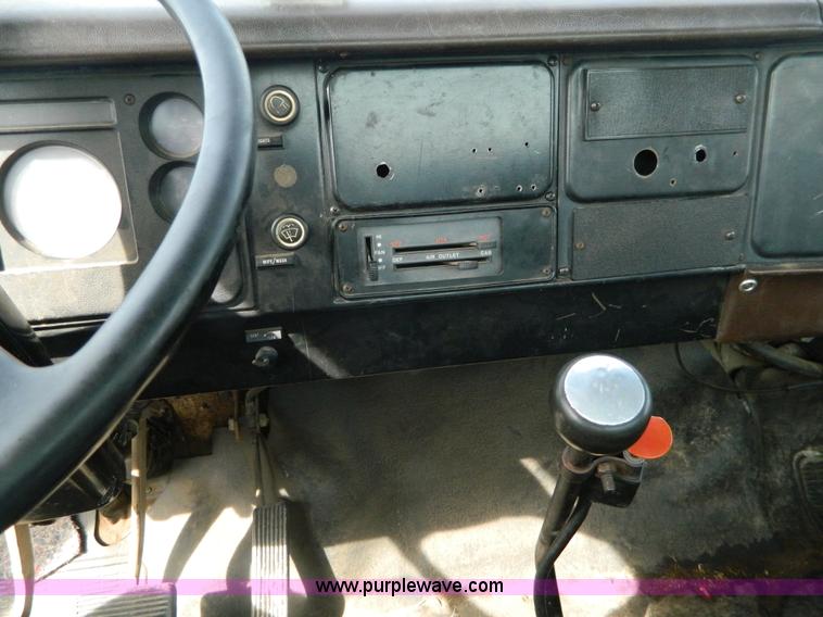 image for item G7909 1979 International truck cab and chassis