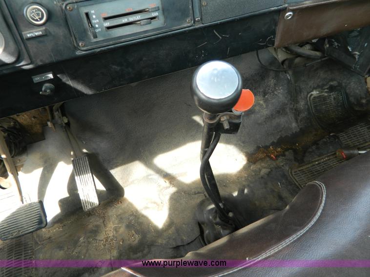 image for item G7909 1979 International truck cab and chassis