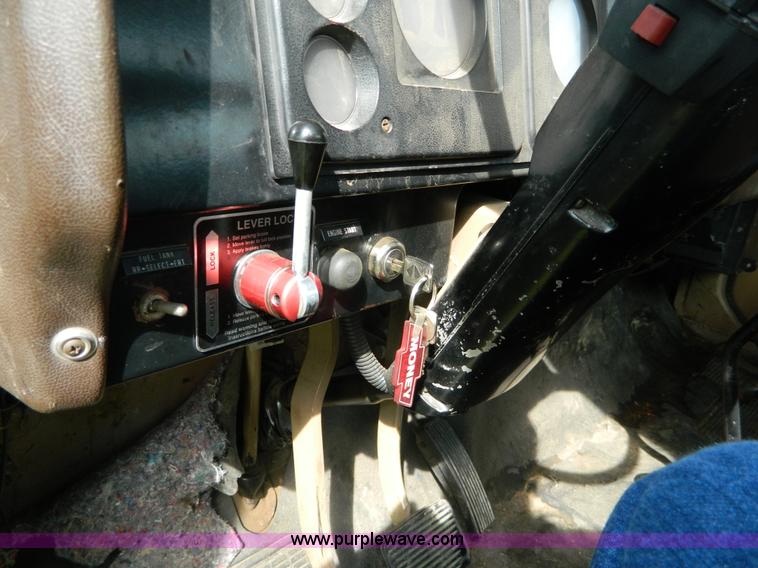 image for item G7909 1979 International truck cab and chassis