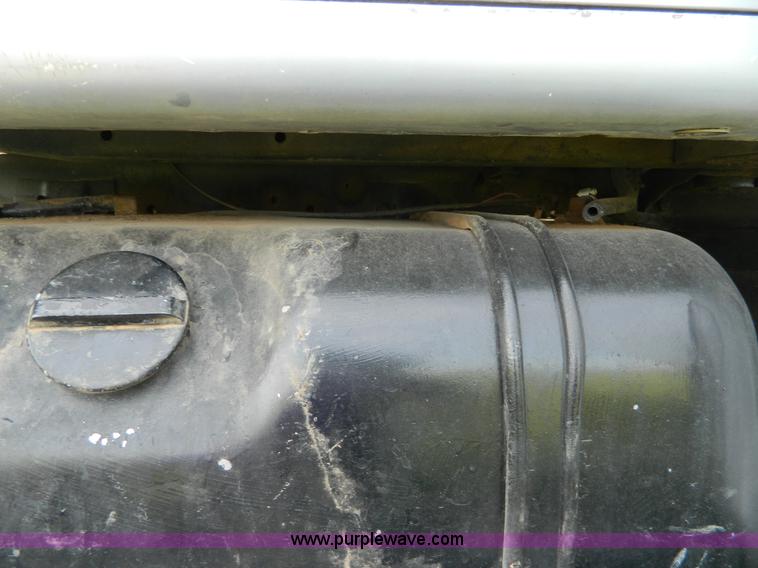 image for item G7909 1979 International truck cab and chassis