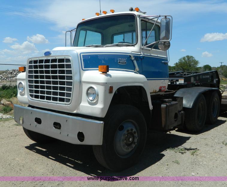 image for item G7918 1985 Ford 9000 truck