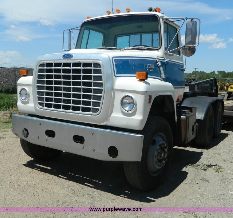 image for item G7918 1985 Ford 9000 truck