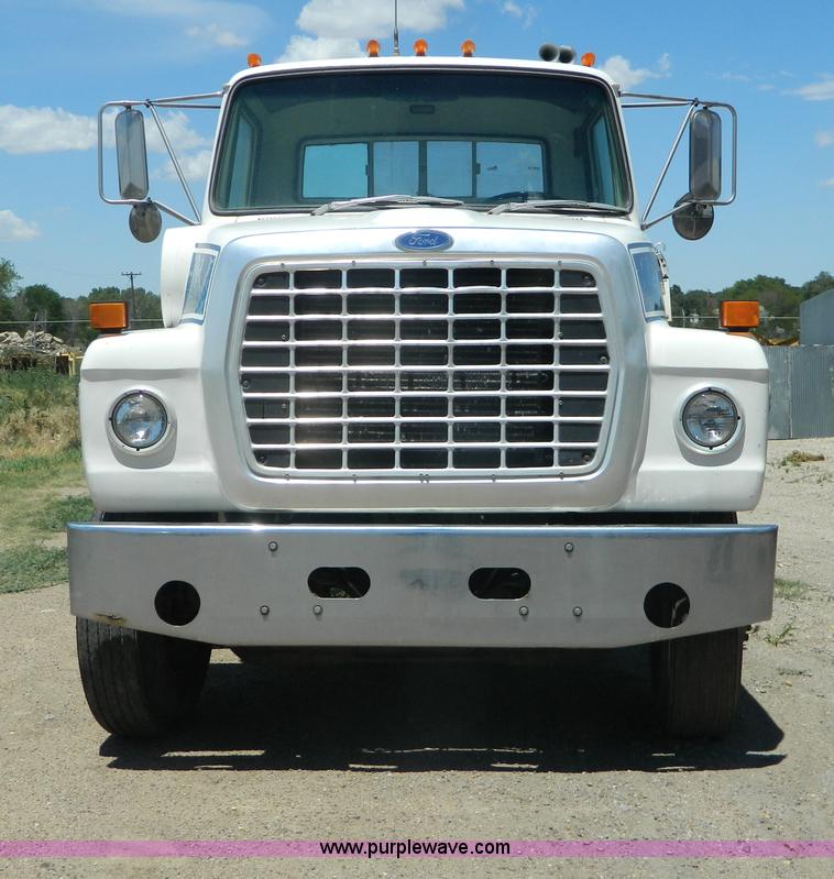 image for item G7918 1985 Ford 9000 truck