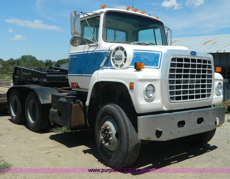 image for item G7918 1985 Ford 9000 truck