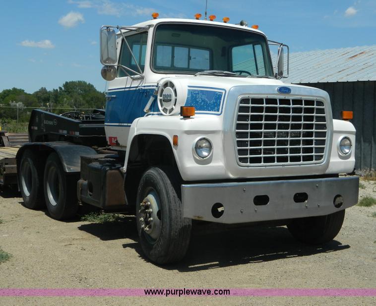 image for item G7918 1985 Ford 9000 truck