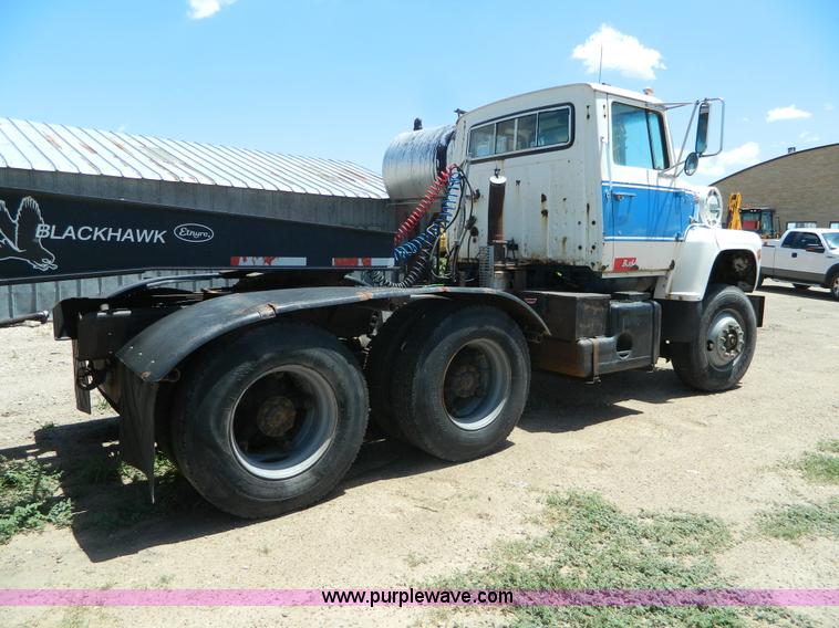 image for item G7918 1985 Ford 9000 truck