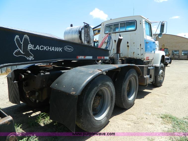 image for item G7918 1985 Ford 9000 truck